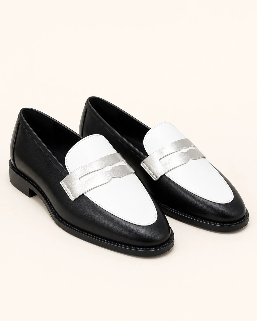 Mocassins de senhora brancos e pretos com pala prateada — imagem do produto 9