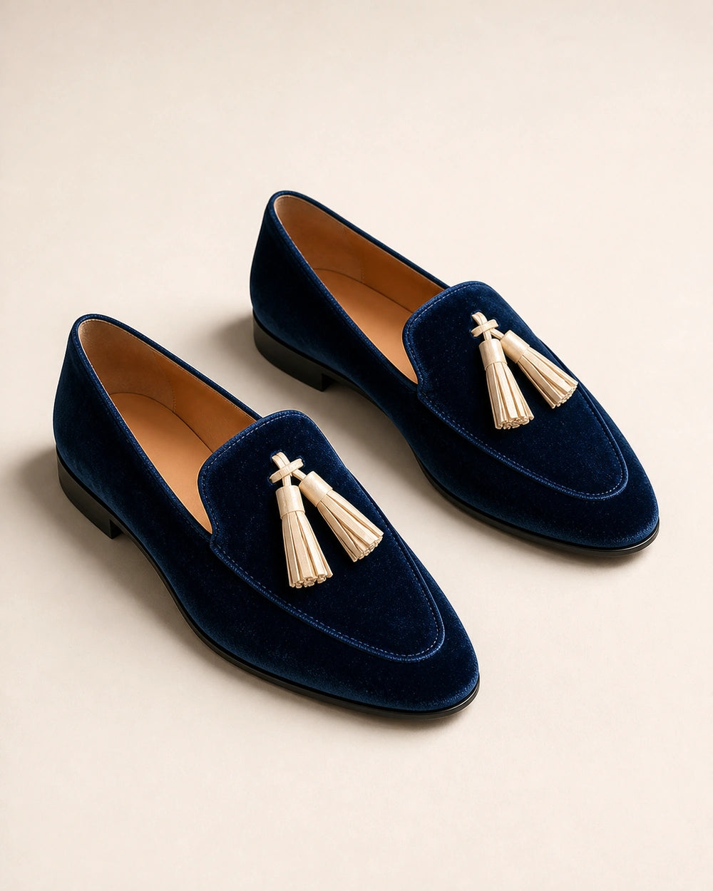 Mocassins azul-marinho de senhora com textura aveludada e borlas — imagem do produto 9