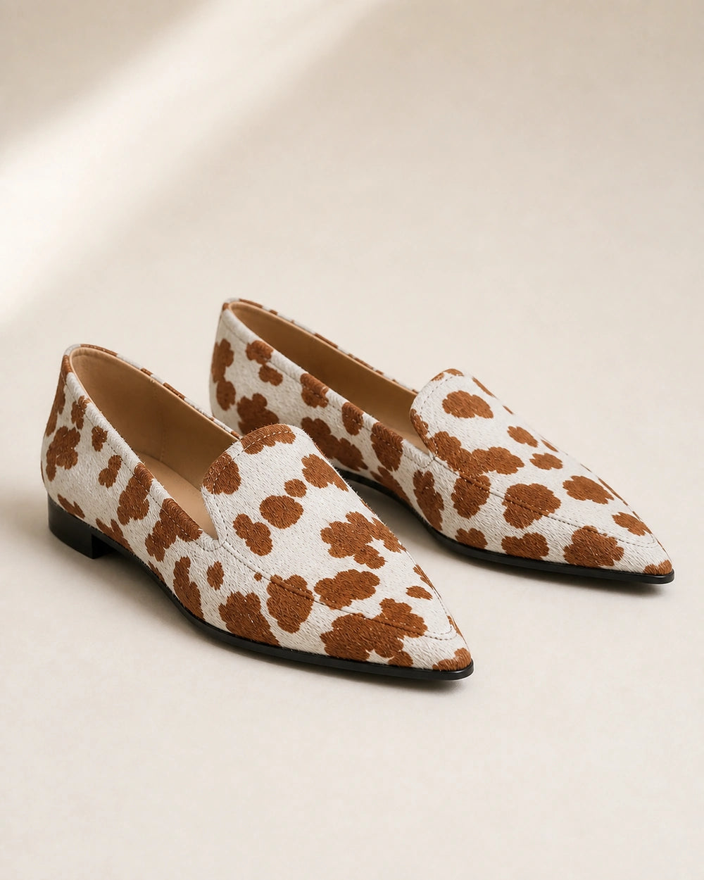 Mocassins de senhora com padrão vaca e bico fino — imagem do produto 9