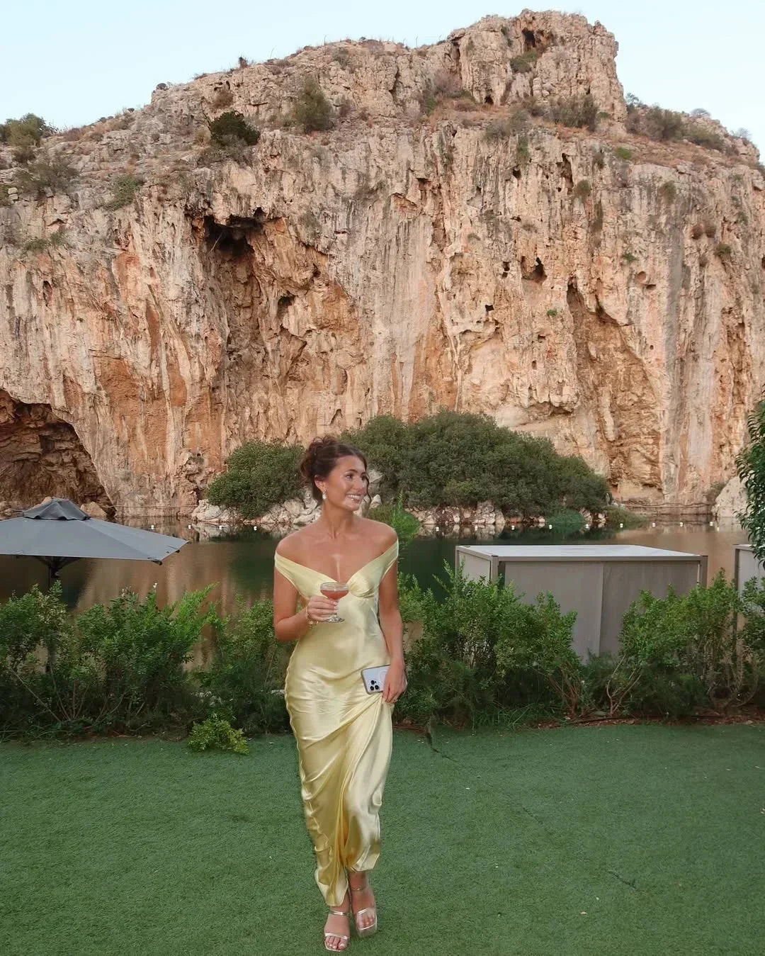 Fiammetta | Vestido Comprido Elegante em Cetim Ombros Descobertos Justo Noite