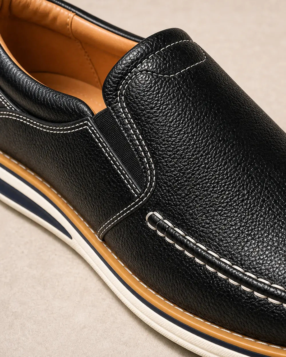 Mocassins de homem slip-on com pespontos manuais e painéis elásticos — image 5