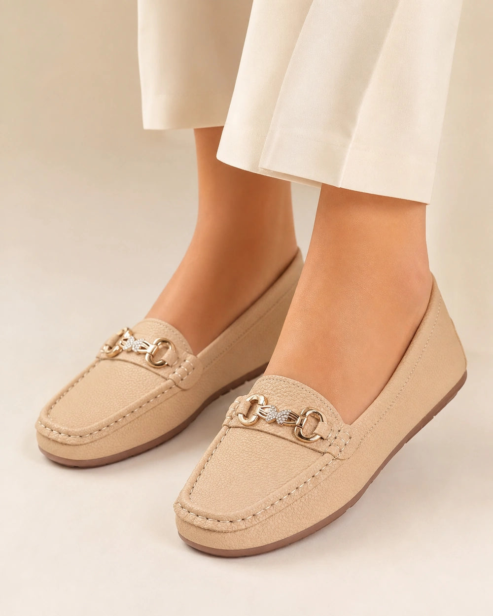 Mocassins bege de senhora com corrente dourada — imagem do produto 1