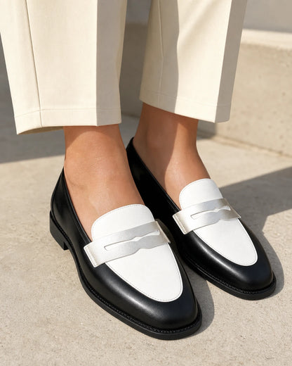 Mocassins de senhora brancos e pretos com pala prateada — imagem do produto 1