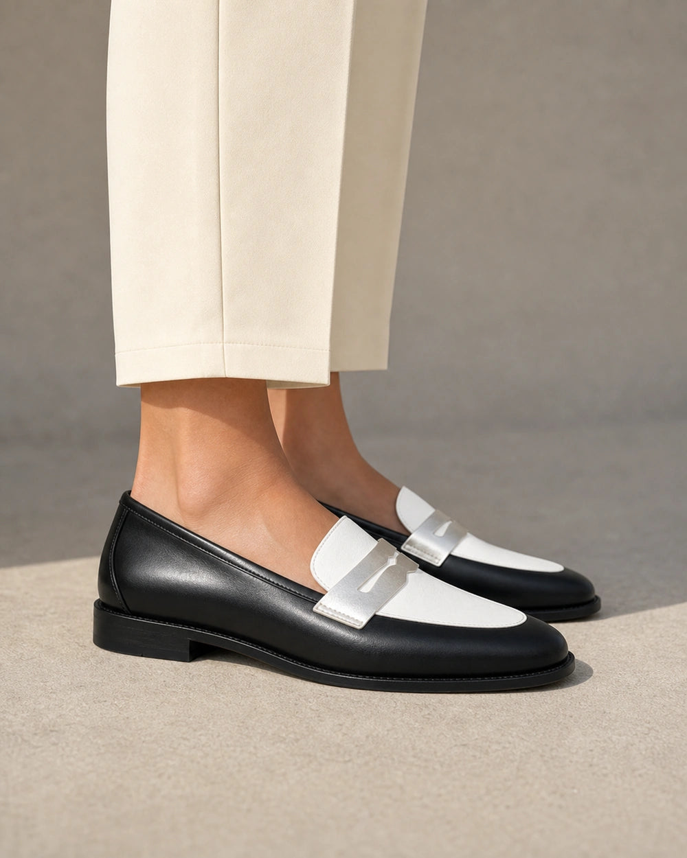 Mocassins de senhora brancos e pretos com pala prateada — imagem do produto 4
