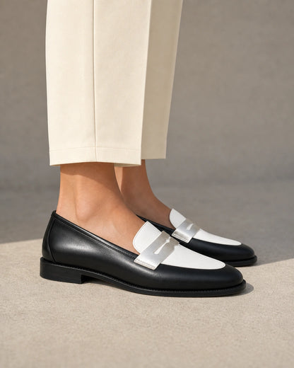 Mocassins de senhora brancos e pretos com pala prateada — imagem do produto 4