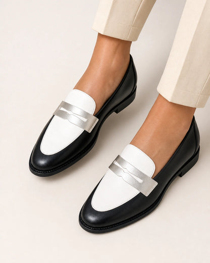 Mocassins de senhora brancos e pretos com pala prateada — imagem do produto 5