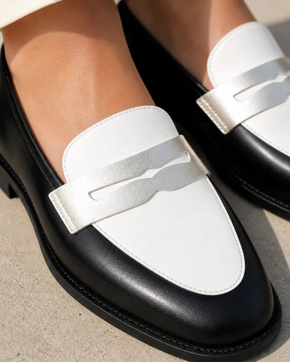 Mocassins de senhora brancos e pretos com pala prateada — imagem do produto 6
