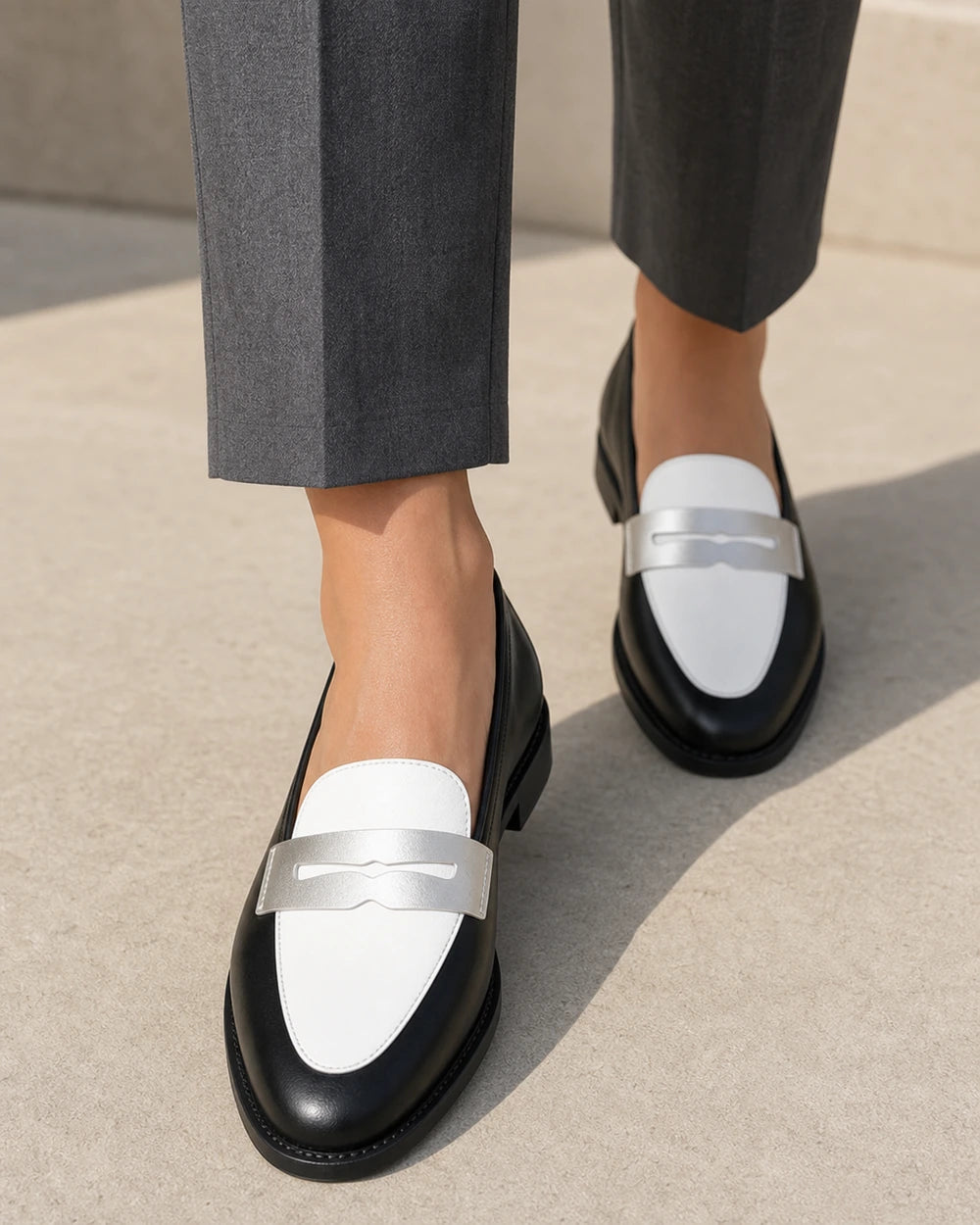Mocassins de senhora brancos e pretos com pala prateada — imagem do produto 7