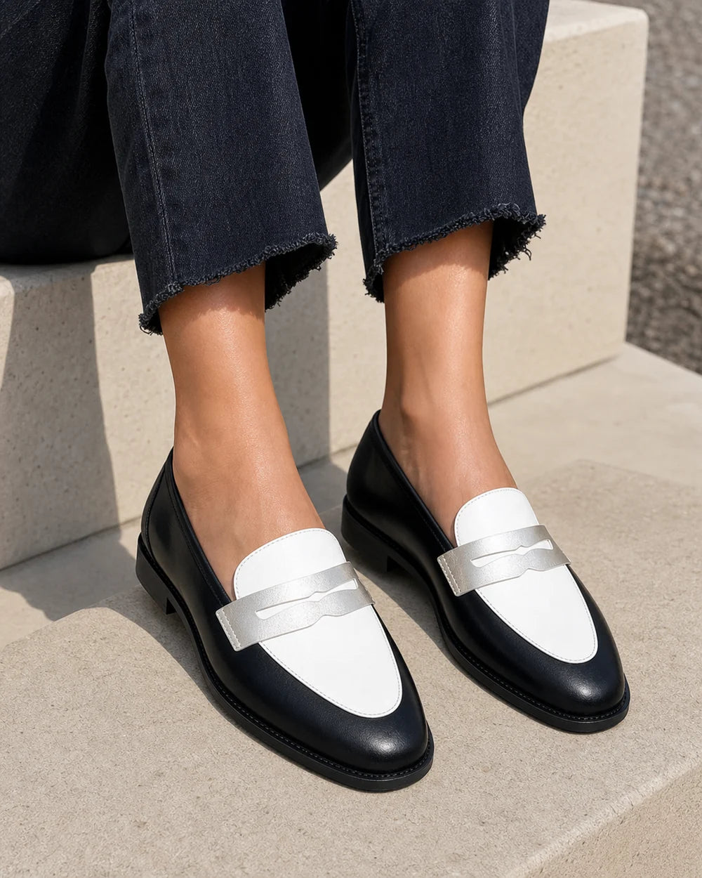 Mocassins de senhora brancos e pretos com pala prateada — imagem do produto 8