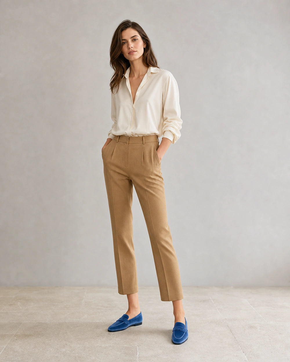 Mocassins azul-marinho de senhora com pala tom sobre tom — usados por uma modelo