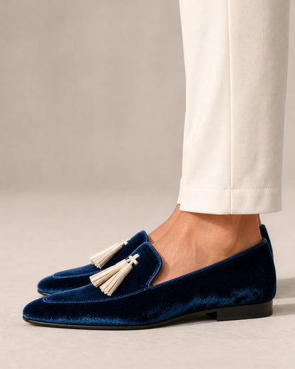 Mocassins azul-marinho de senhora com textura aveludada e borlas — imagem do produto 4