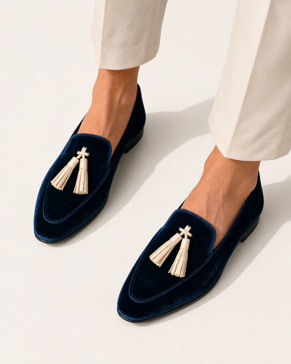 Mocassins azul-marinho de senhora com textura aveludada e borlas — imagem do produto 5
