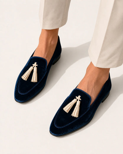 Mocassins azul-marinho de senhora com textura aveludada e borlas — imagem do produto 5