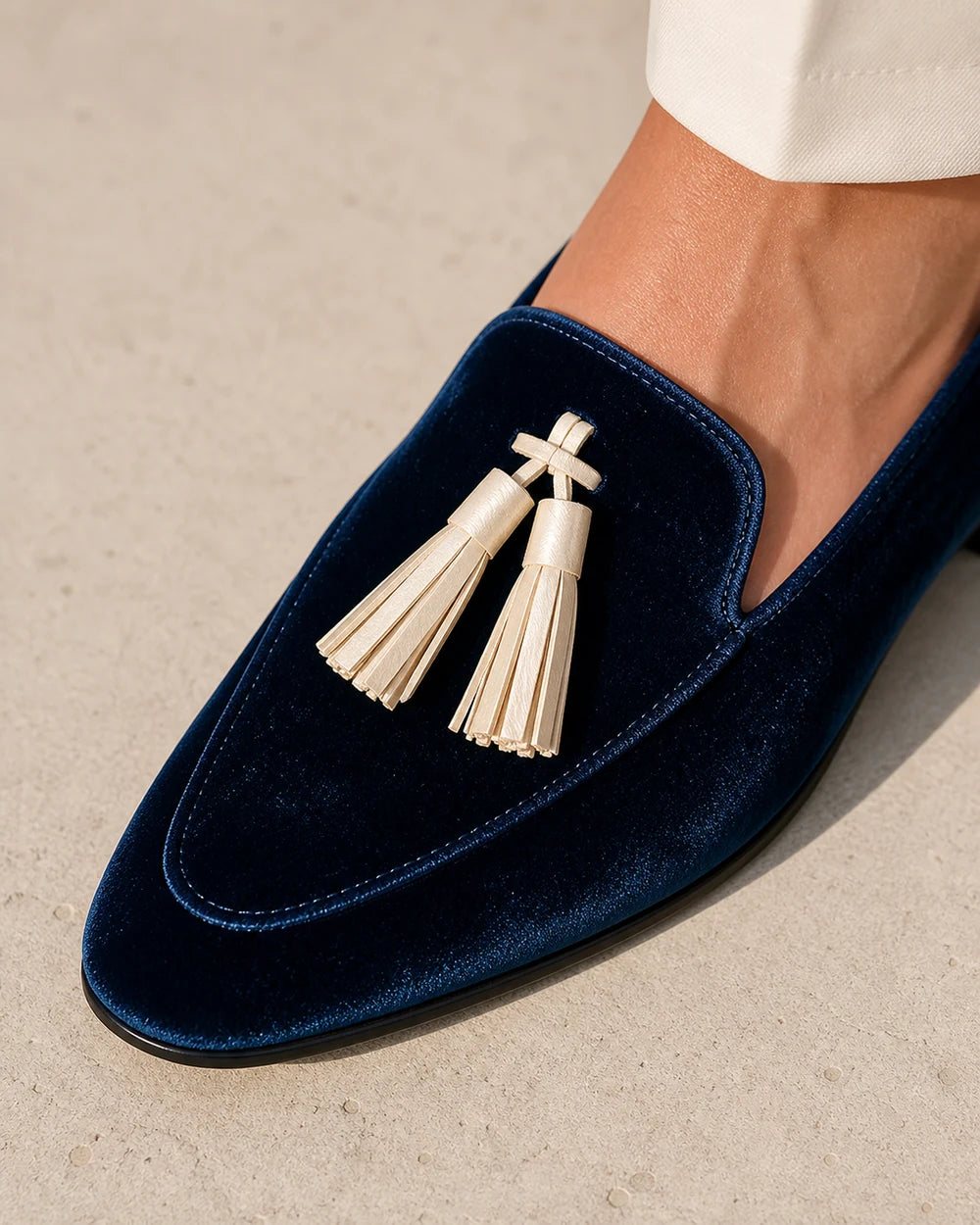 Mocassins azul-marinho de senhora com textura aveludada e borlas — imagem do produto 6