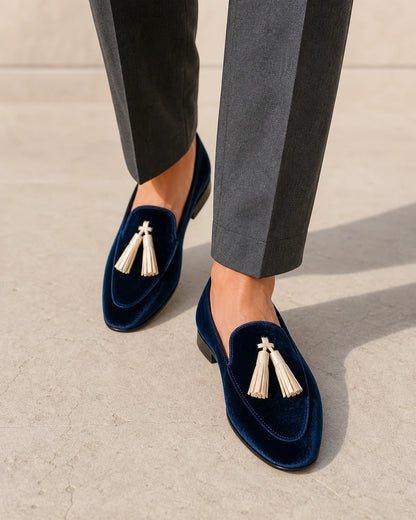 Mocassins azul-marinho de senhora com textura aveludada e borlas — imagem do produto 7