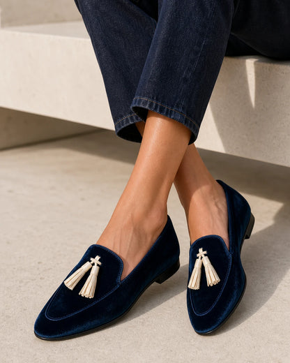 Mocassins azul-marinho de senhora com textura aveludada e borlas — imagem do produto 8