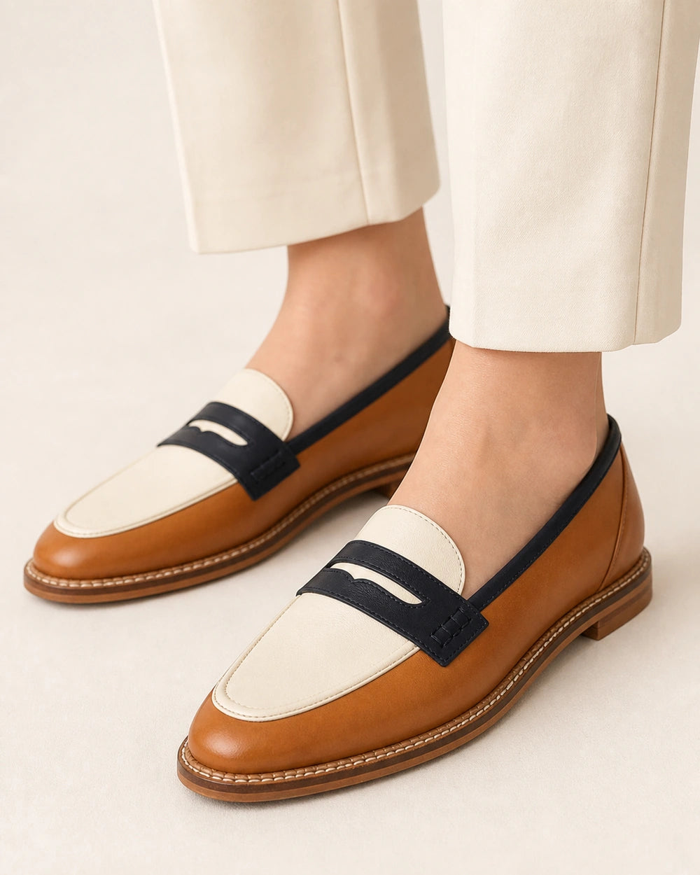Mocassins castanhos e creme de senhora com bico redondo — imagem do produto 1