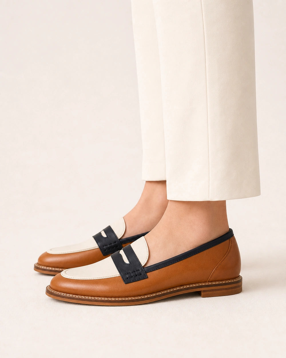 Mocassins castanhos e creme de senhora com bico redondo — imagem do produto 4