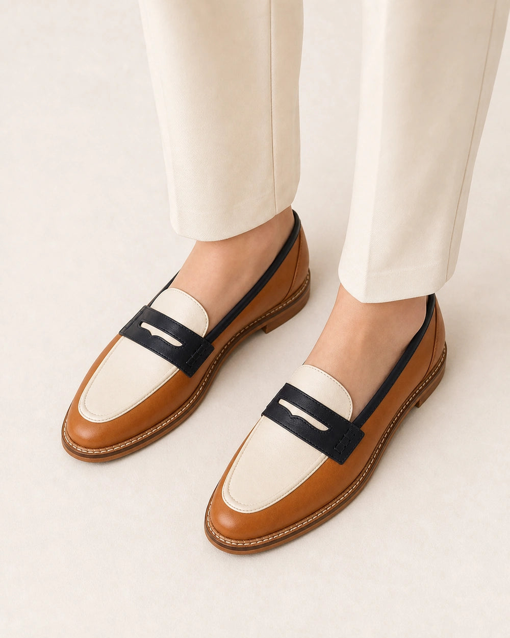 Mocassins castanhos e creme de senhora com bico redondo — imagem do produto 5