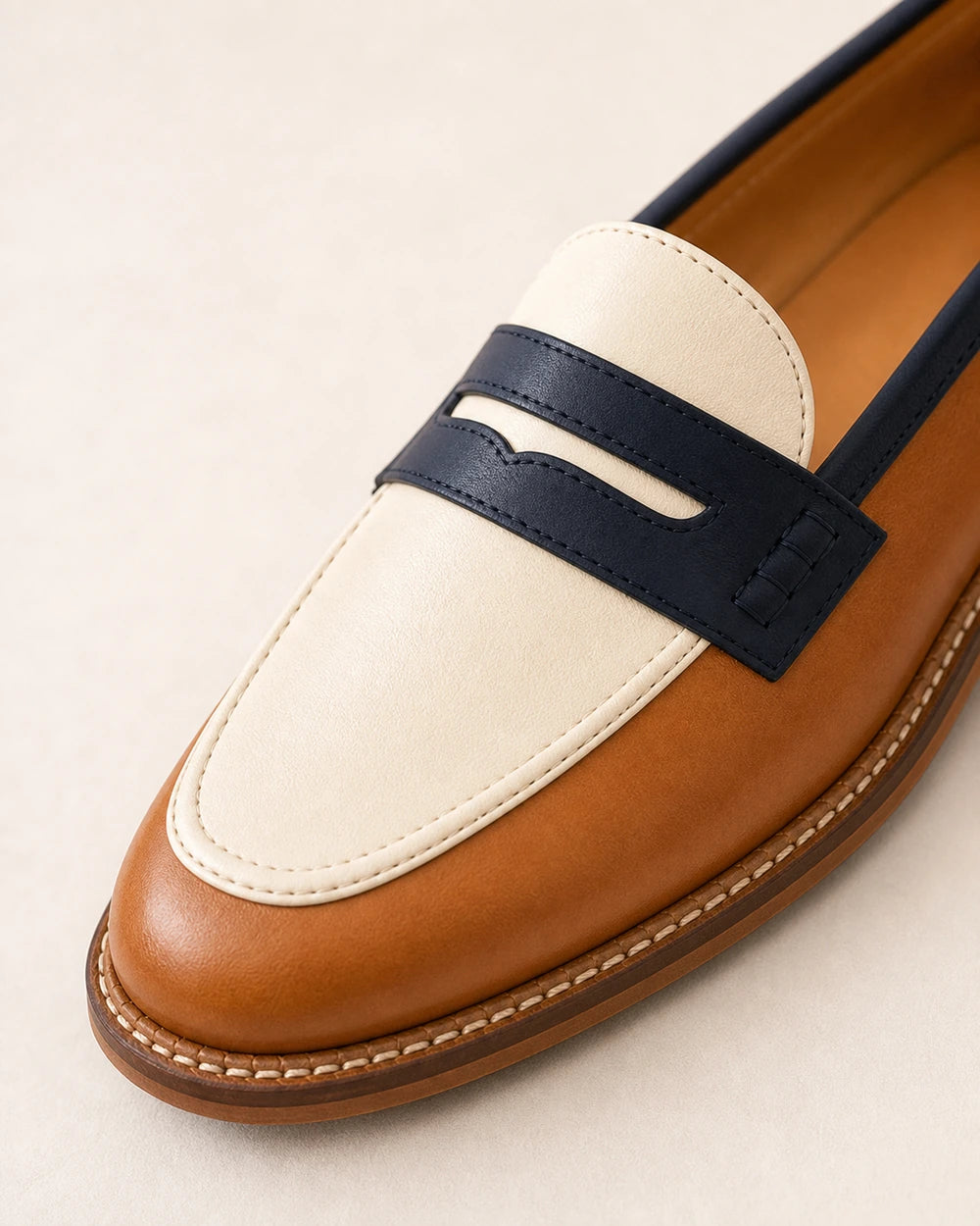 Mocassins castanhos e creme de senhora com bico redondo — imagem do produto 6