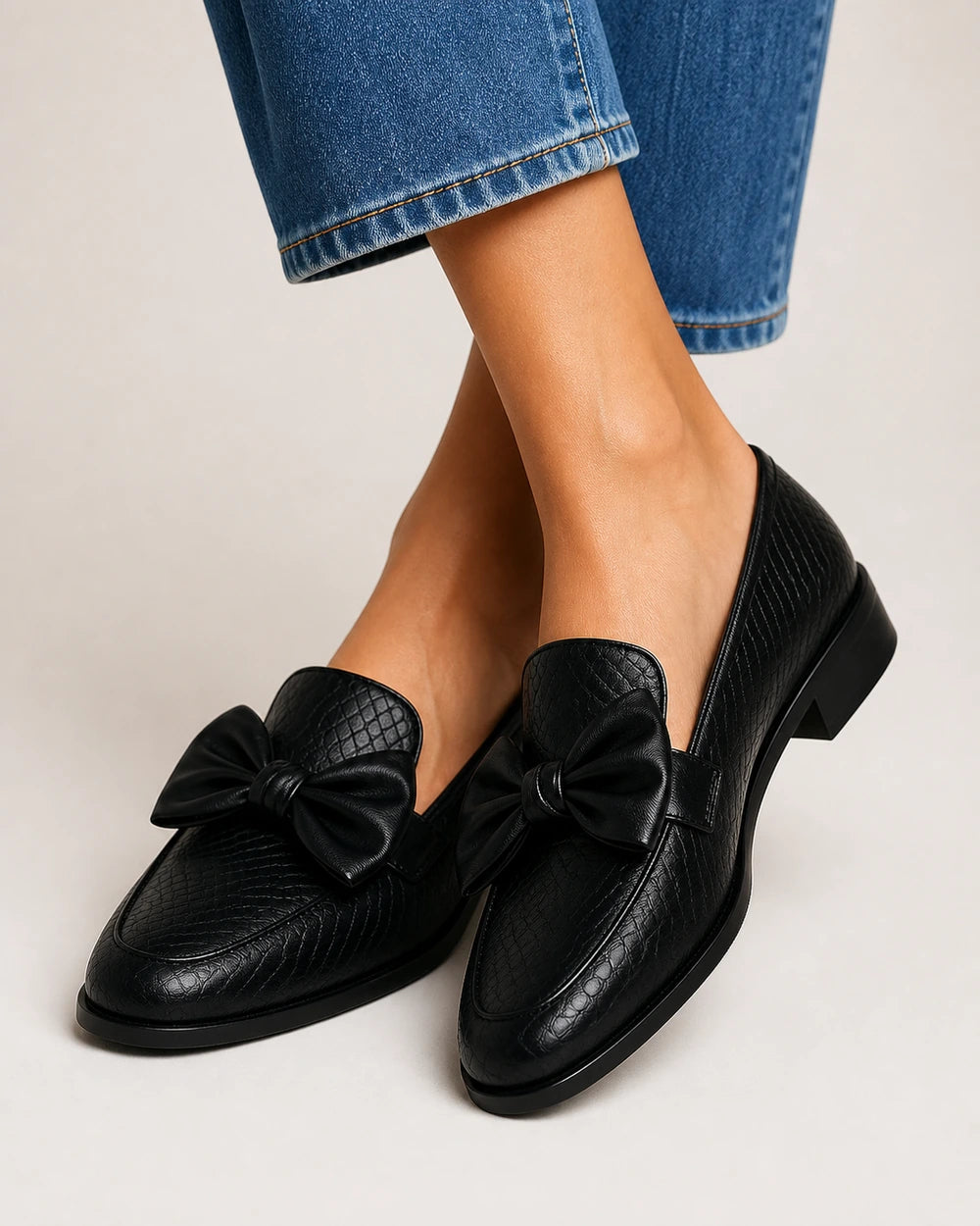 Mocassins pretos de senhora com laço e salto baixo — imagem do produto 1