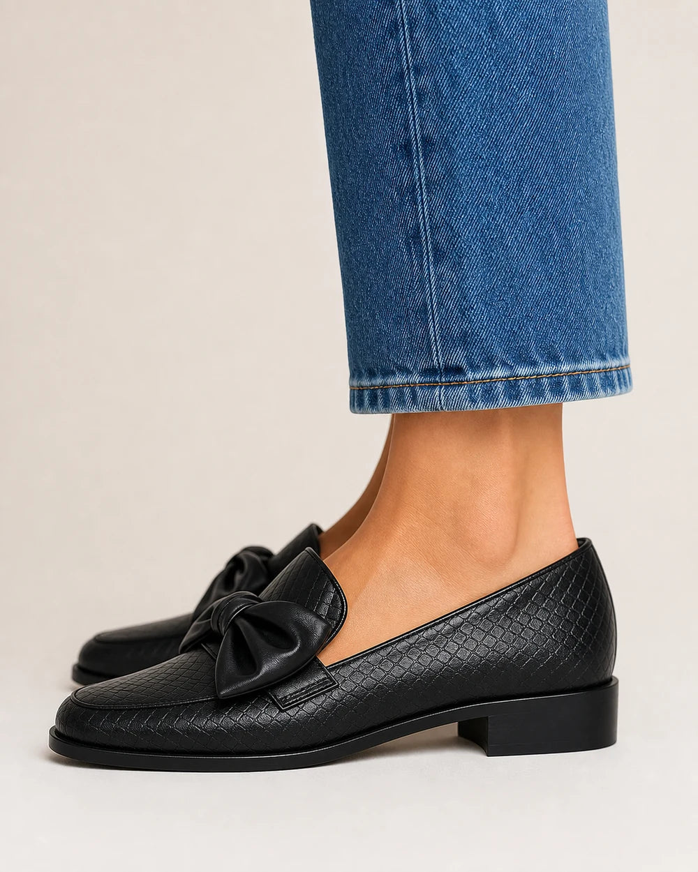 Mocassins pretos de senhora com laço e salto baixo — imagem do produto 4