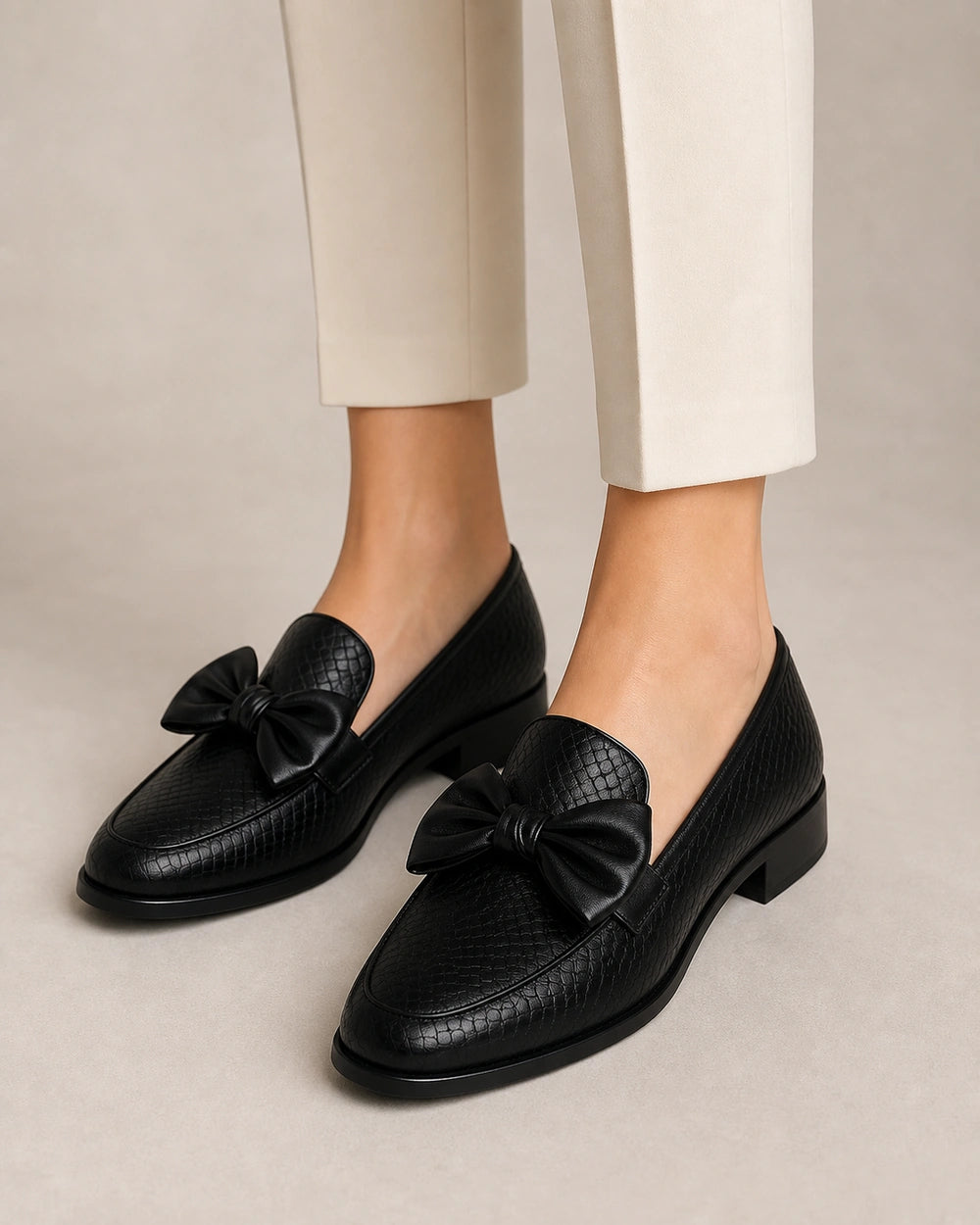 Mocassins pretos de senhora com laço e salto baixo — imagem do produto 8