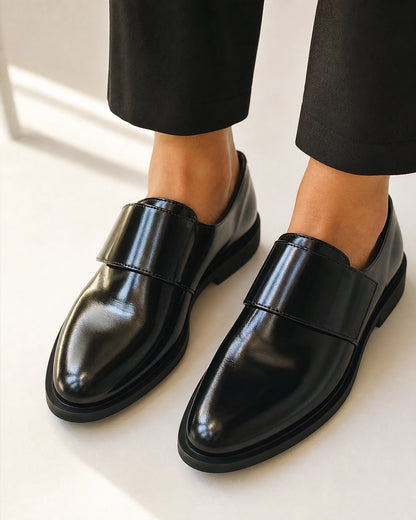 Mocassins pretos brilhantes de senhora com tira — imagem do produto 1
