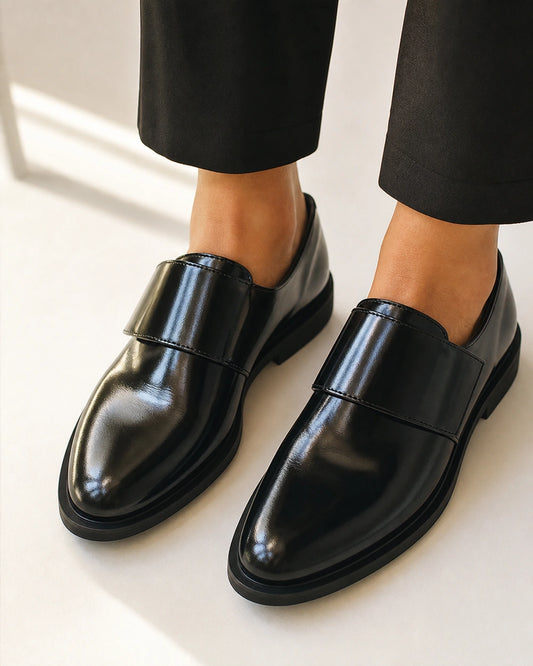 Mocassins pretos brilhantes de senhora com tira — imagem do produto 1