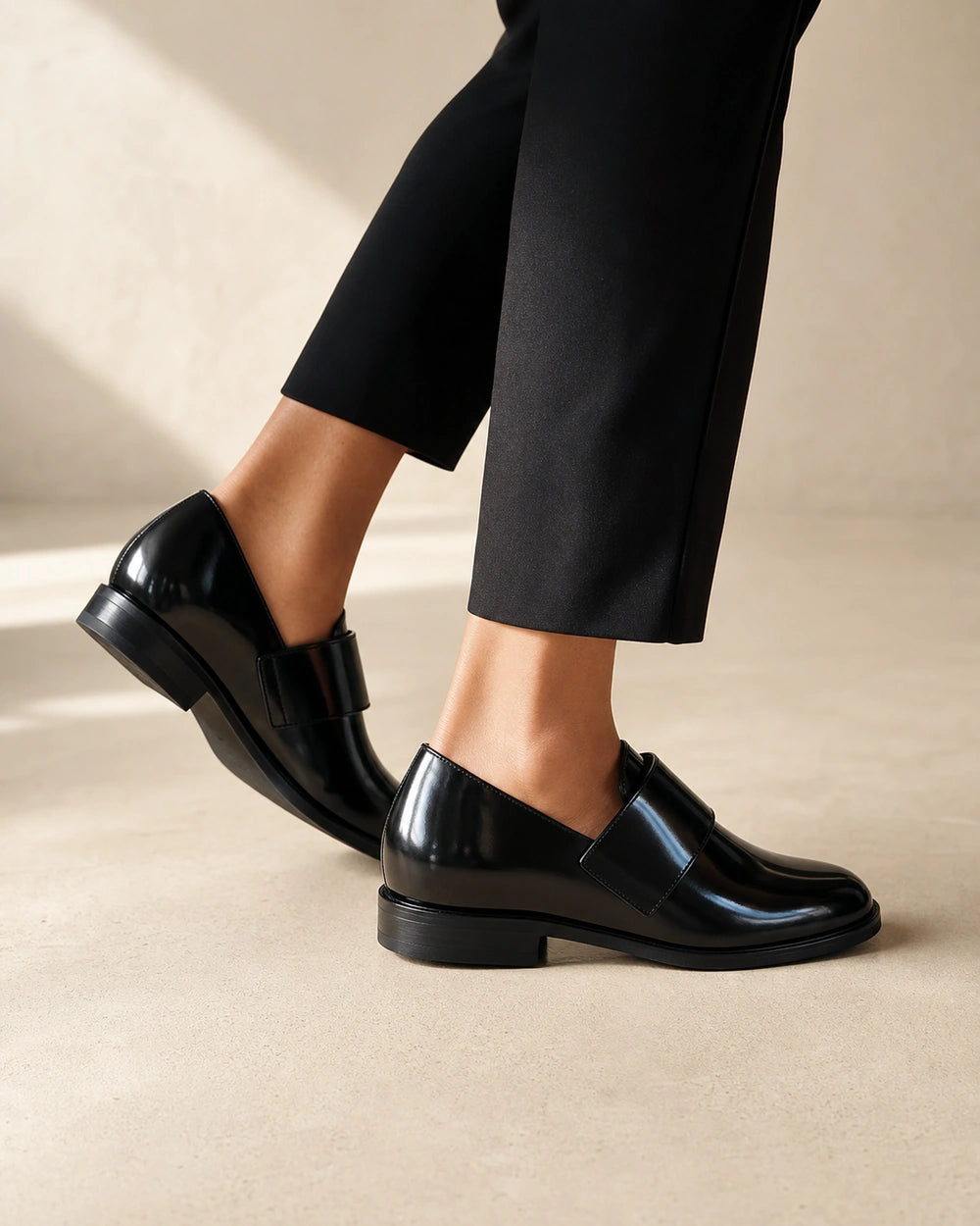 Mocassins pretos brilhantes de senhora com tira — imagem do produto 7