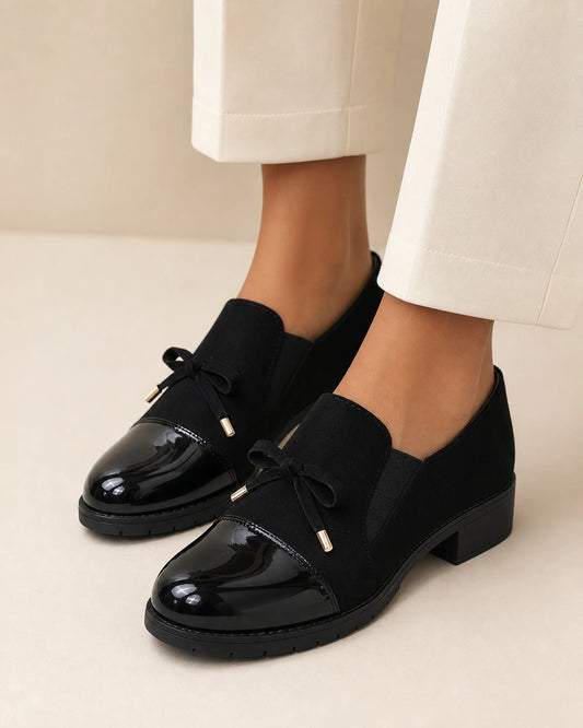 Mocassins pretos de senhora com biqueira brilhante e laço — imagem do produto 1