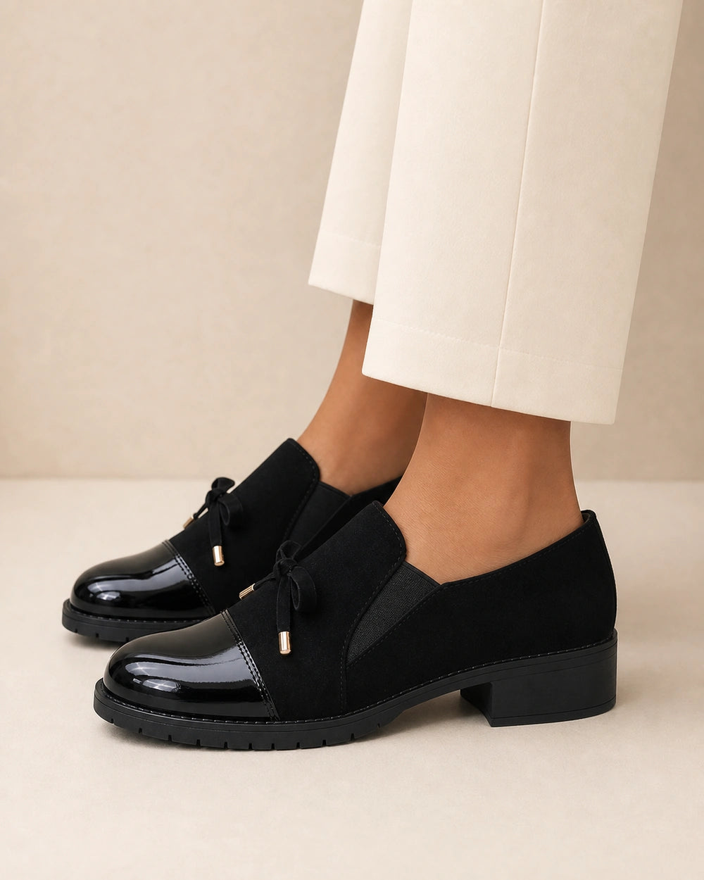 Mocassins pretos de senhora com biqueira brilhante e laço — imagem do produto 4