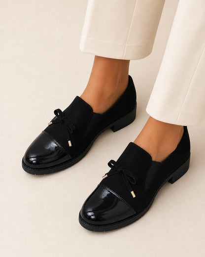 Mocassins pretos de senhora com biqueira brilhante e laço — imagem do produto 5