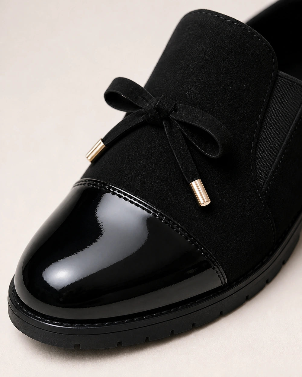 Mocassins pretos de senhora com biqueira brilhante e laço — imagem do produto 6