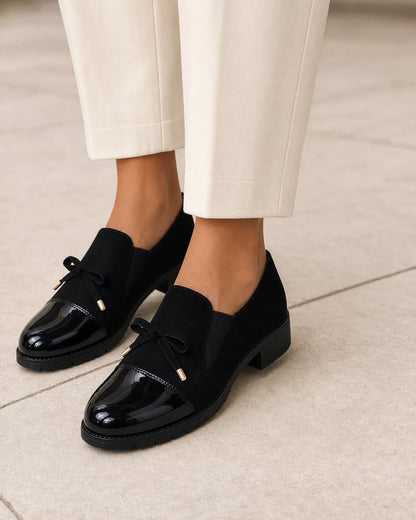 Mocassins pretos de senhora com biqueira brilhante e laço — imagem do produto 7
