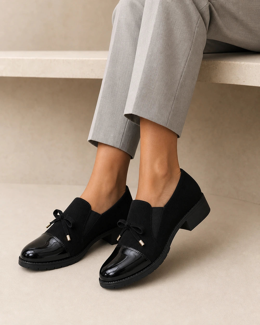 Mocassins pretos de senhora com biqueira brilhante e laço — imagem do produto 8
