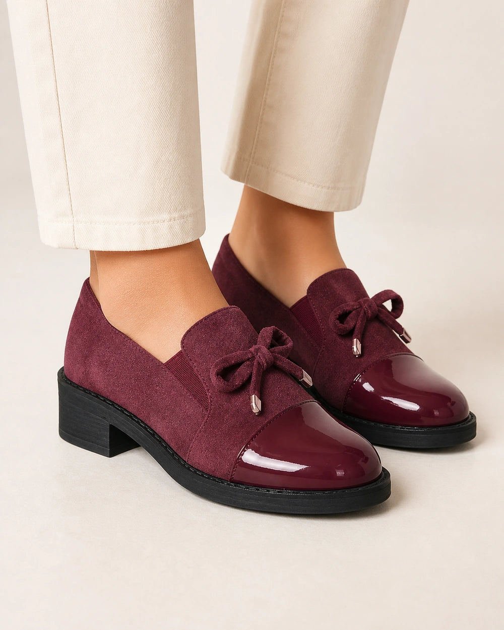 Mocassins pretos de senhora com biqueira brilhante e laço — imagem do produto 10