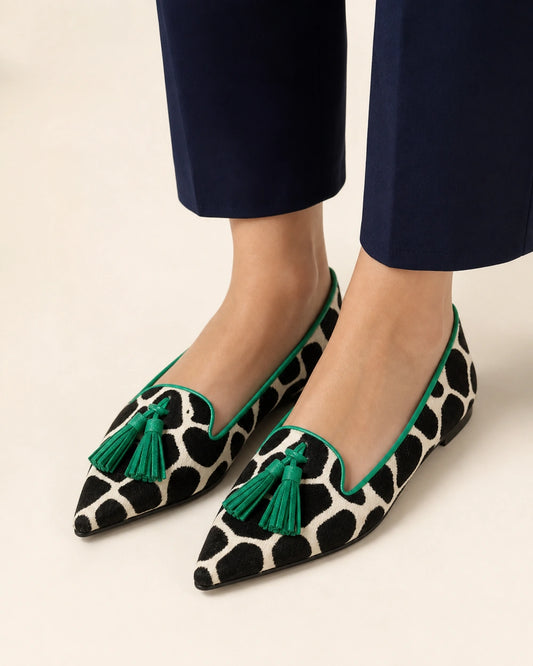 Mocassins de senhora com padrão vaca, bico fino e borlas verdes — imagem do produto 1