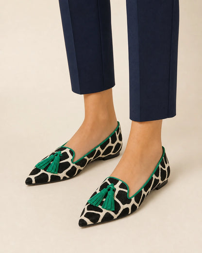 Mocassins de senhora com padrão vaca, bico fino e borlas verdes — imagem do produto 2