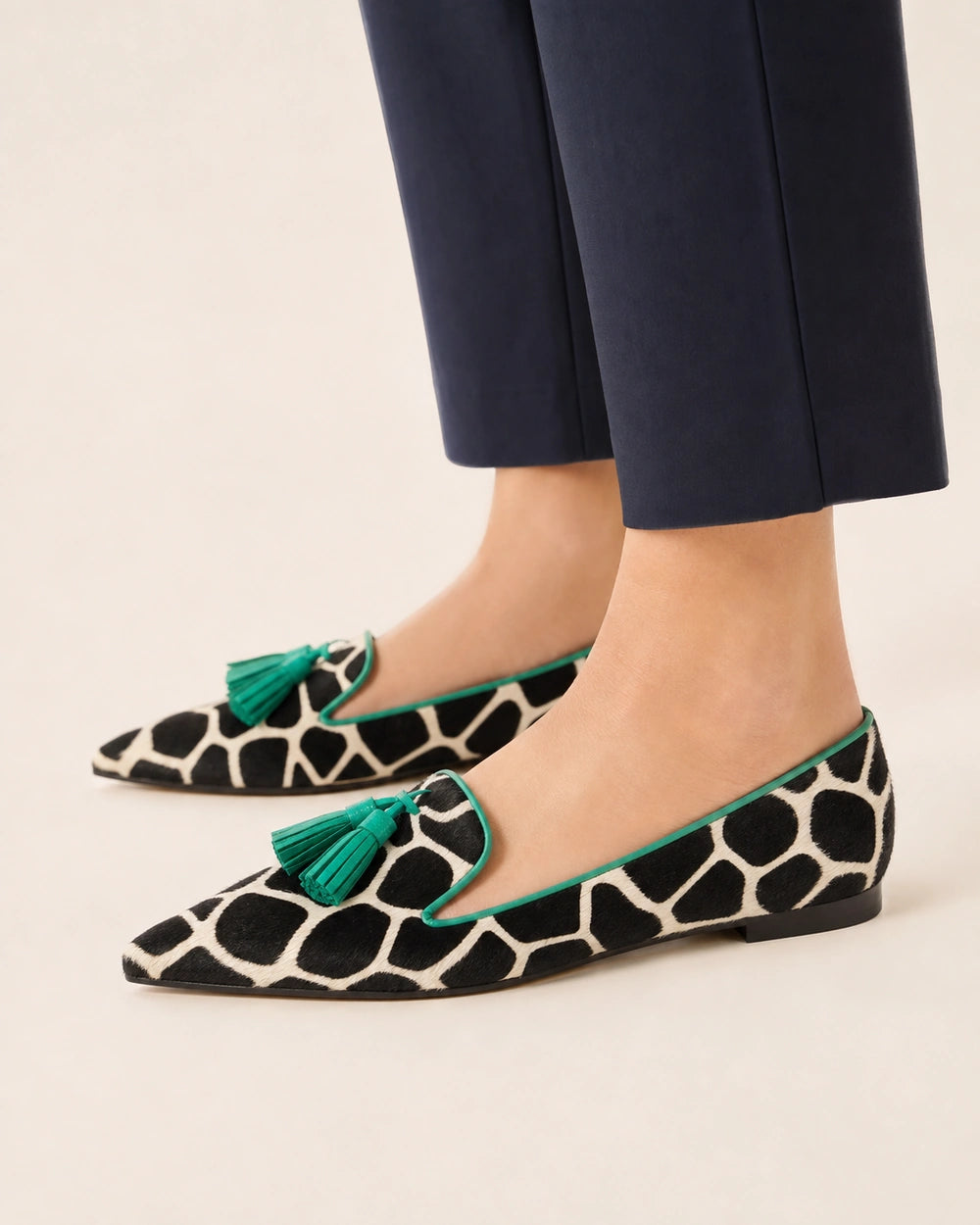 Mocassins de senhora com padrão vaca, bico fino e borlas verdes — imagem do produto 4