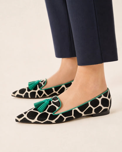 Mocassins de senhora com padrão vaca, bico fino e borlas verdes — imagem do produto 4