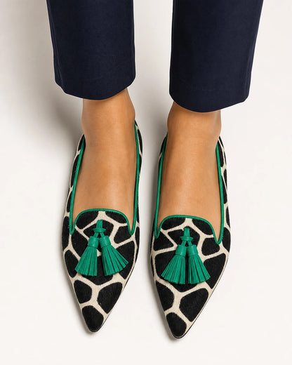 Mocassins de senhora com padrão vaca, bico fino e borlas verdes — imagem do produto 5