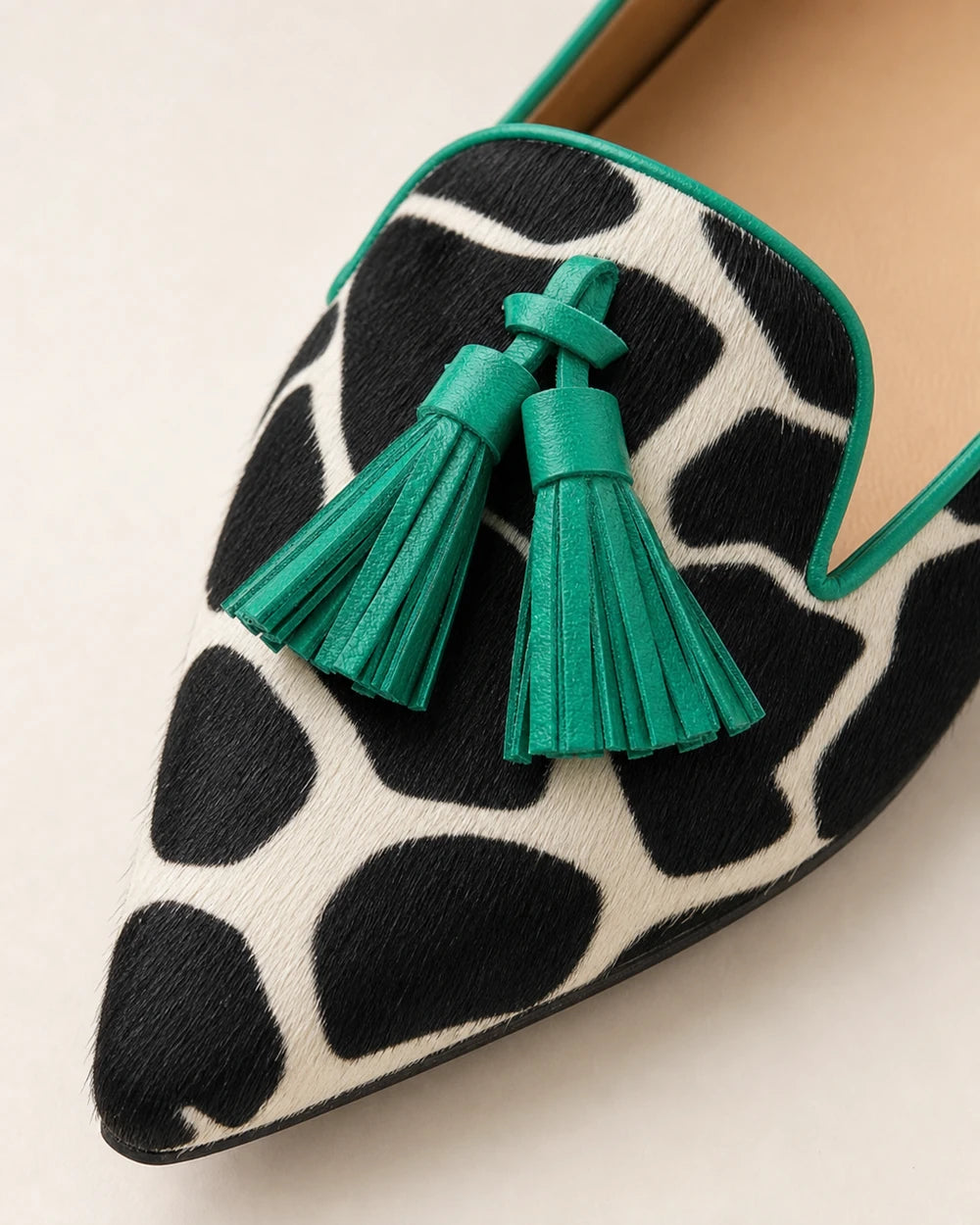 Mocassins de senhora com padrão vaca, bico fino e borlas verdes — imagem do produto 6