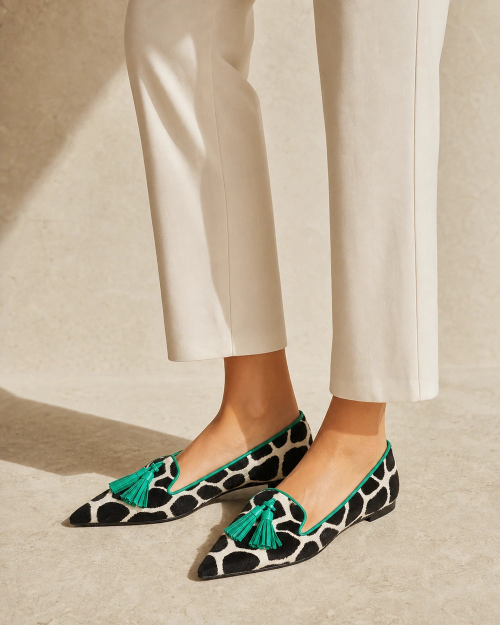 Mocassins de senhora com padrão vaca, bico fino e borlas verdes — imagem do produto 8