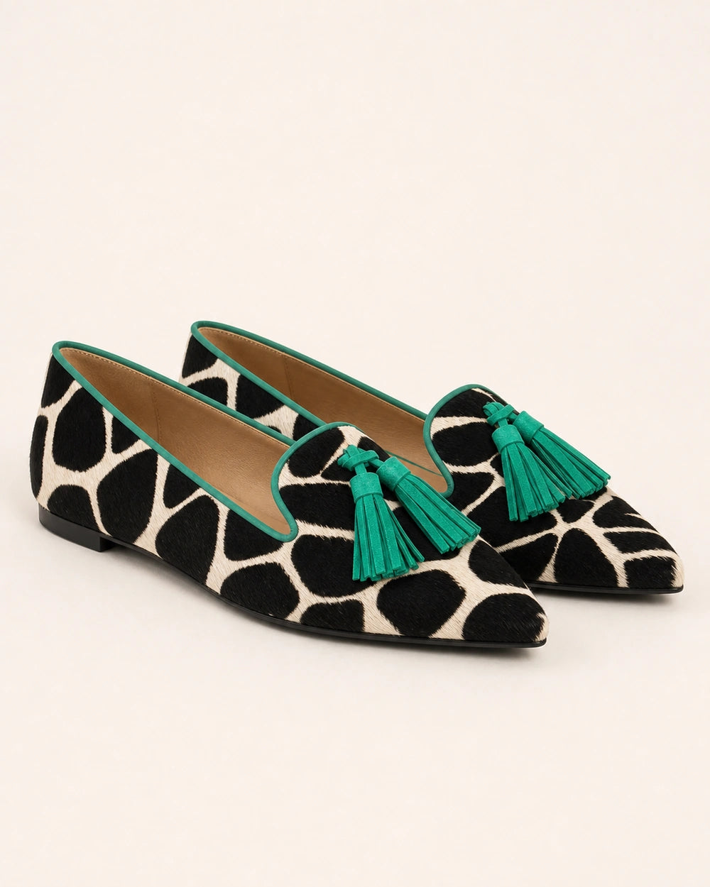 Mocassins de senhora com padrão vaca, bico fino e borlas verdes — imagem do produto 9