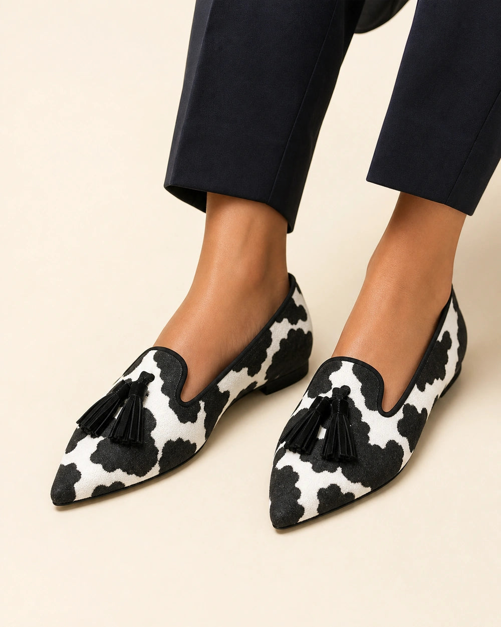 Mocassins de senhora com padrão vaca, bico fino e borlas verdes — imagem do produto 11