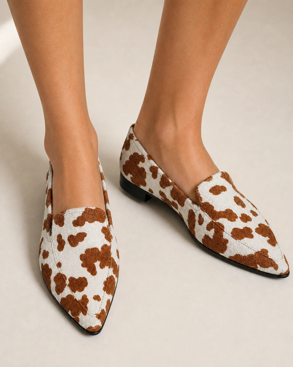Mocassins de senhora com padrão vaca e bico fino — imagem do produto 5