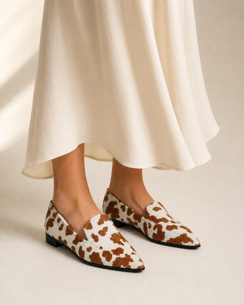 Mocassins de senhora com padrão vaca e bico fino — imagem do produto 8