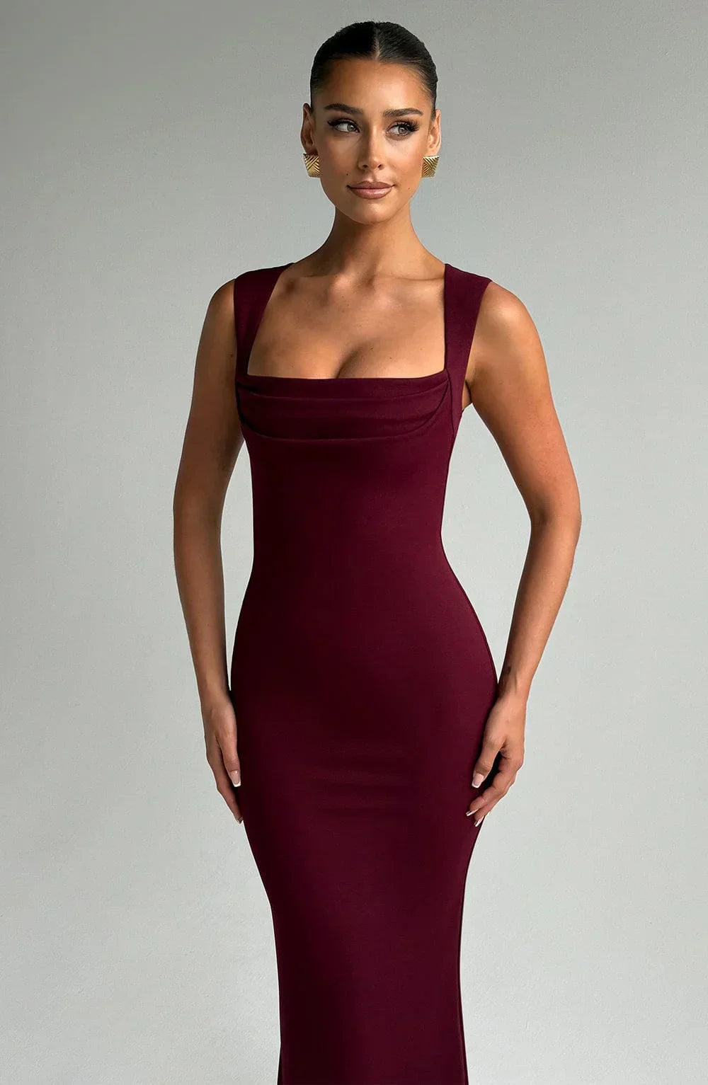 Allegra | Vestido Comprido Elegante em Cetim Decote Halter Costas Decotadas Noite