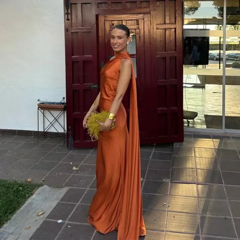 Ottavia | Vestido Comprido em Cetim Drapeado Um Ombro com Capa Noite